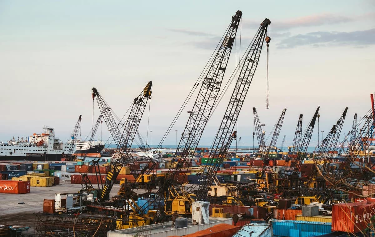 Freight-booking workflow showing how buyers compare forwarders and shipment modes.